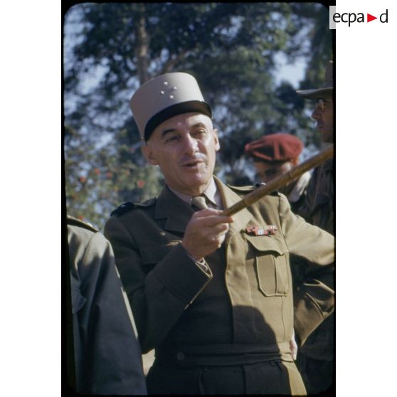 Le général Navarre, commandant en chef en Indochine, lors d'une inspection du camp retranché de Diên Biên Phu.