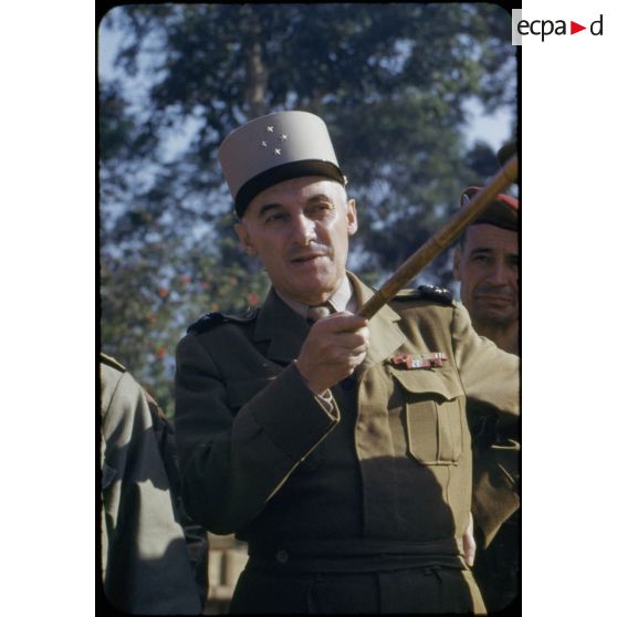 Le général Navarre, commandant en chef en Indochine, lors d'une inspection du camp retranché de Diên Biên Phu.