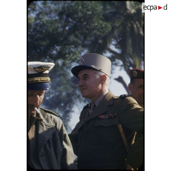 Le général Navarre, commandant en chef en Indochine, lors d'une inspection du camp retranché de Diên Biên Phu.