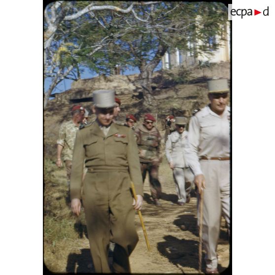 Inspection du camp retranché de Diên Biên Phu par le général Navarre, commandant en chef en Indochine, et par le général Cogny, commandant les forces terrestres du Nord-Vietnam.