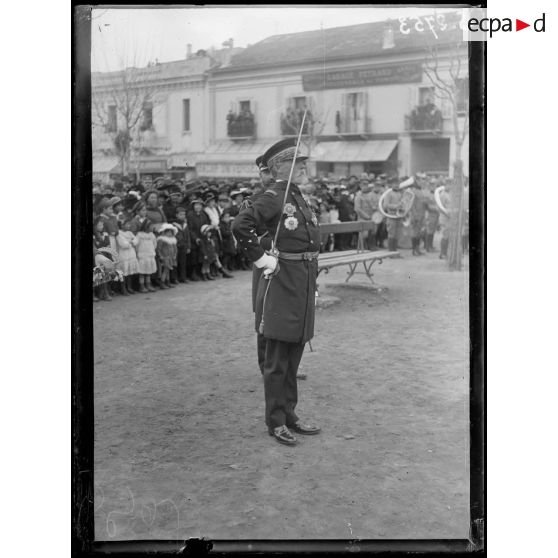 Ferryville (Tunisie). L'amiral Guépratte, préfet maritime à Bizerte à une prise d'armes. [légende d'origine]