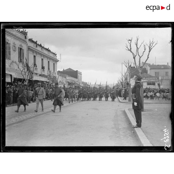 Ferryville (Tunisie). L'amiral Guépratte salue le drapeau du 125e territorial. [légende d'origine]