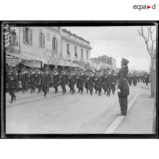 Ferryville (Tunisie). L'amiral salue les fusiliers marins. [légende d'origine]