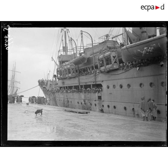 Bizerte (Tunisie). Départ de troupes indigènes pour la France sur le transport Charles Roux. [légende d'origine]