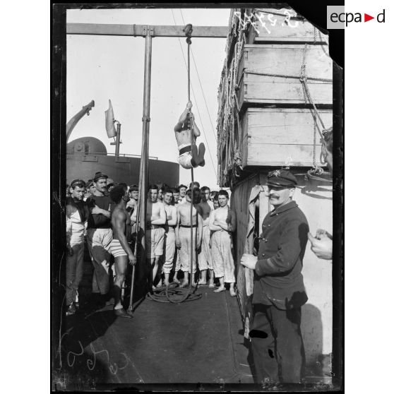 Courfou. A bord du Waldeck-Rousseau, séance d'exercices physiques. [légende d'origine]