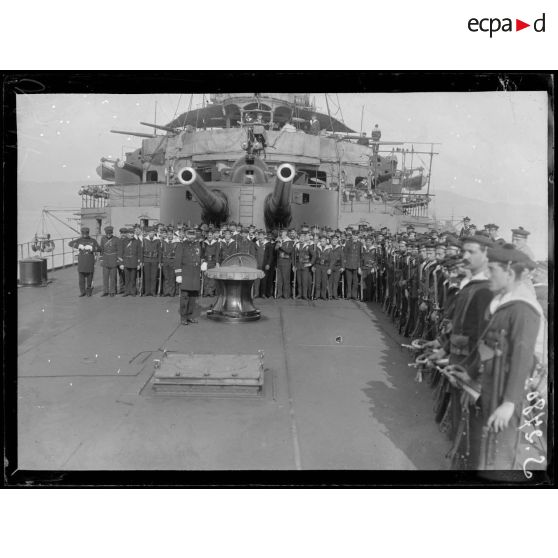 Courfou. La compagnie de débarquement du croiseur Waldeck-Rousseau réunie sur la plage arrière devant les canons de 190 sous le commandement du commandant en second. [légende d'origine]