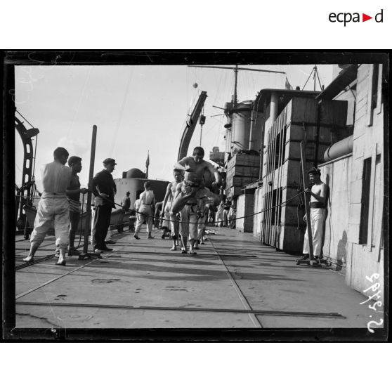 Courfou. A bord du Waldeck-Rousseau. Séance d'exercices physiques. [légende d'origine]