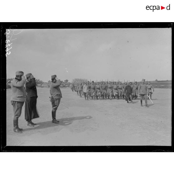 Près de Bizerte (Tunisie). Camp du Nador. L'école des sous-officiers serbes défile devant le colonel serbe commandant le camp. [légende d'origine]