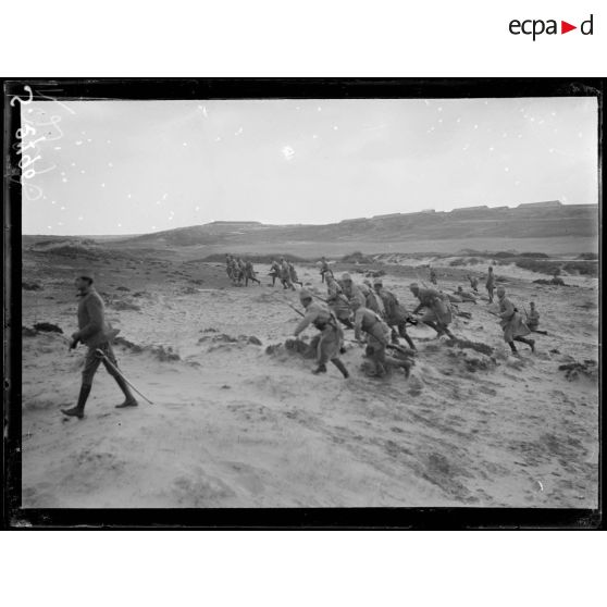 Près de Bizerte. Camp du Nador. Exercices de l'école des sous-officiers. [légende d'origine]