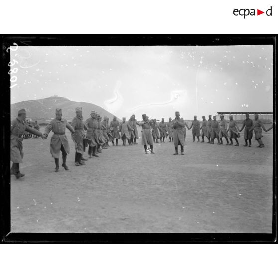 Près de Bizerte. Camp serbe du Nador. Ecole des sous-officiers. Jeux. [légende d'origine]