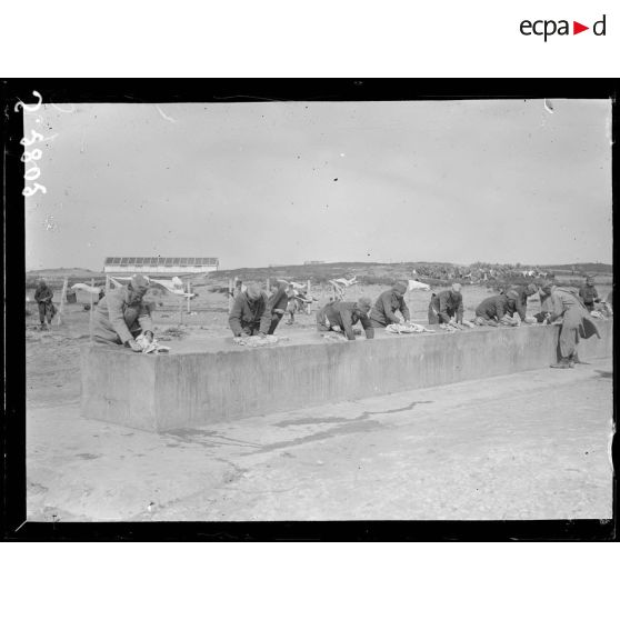 Près de Bizerte. Soldats serbes lavant leur linge. [légende d'origine]