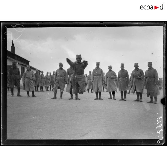 Près de Bizerte. Camp serbe du Nador. Ecole des sous-officiers. Jeux. [légende d'origine]