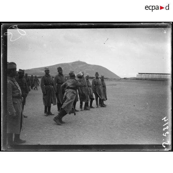 Près de Bizerte. Camp serbe du Nador. Ecole des sous-officiers. [légende d'origine]