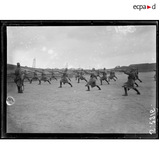 Près de Bizerte. Camp serbe du Nador. Serbes faisant l'exercice à la baïonnette. [légende d'origine]