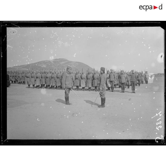 Près de Bizerte. Camp serbe du Nador. Ecole de sous-officiers, salut au colonel. [légende d'origine]