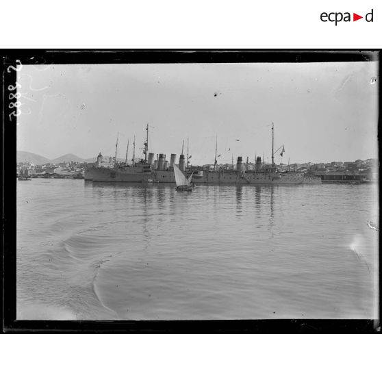 Le Pirée (Grèce). Le Jurien de la Gravière, cuirassé français dans le port. [légende d'origine]