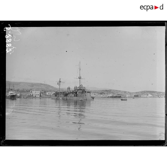 Le Pirée (Grèce). Le cuirassé français Latouche-Tréville à l'entrée du port. [légende d'origine]