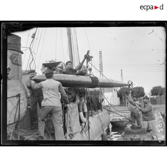 Baie Ponty (près Bizerte). Embarquement d'une torpille à bord du torpilleur 263. [légende d'origine]