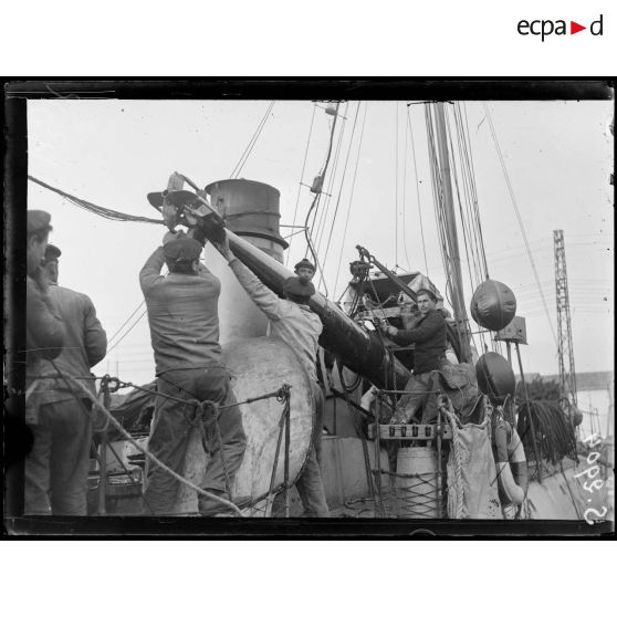 Baie Ponty (près Bizerte). Embarquement d'une torpille à bord du torpilleur 263. [légende d'origine]