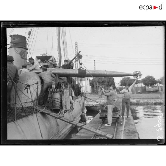 Baie Ponty (près Bizerte). Embarquement d'une torpille à bord du torpilleur 263. [légende d'origine]