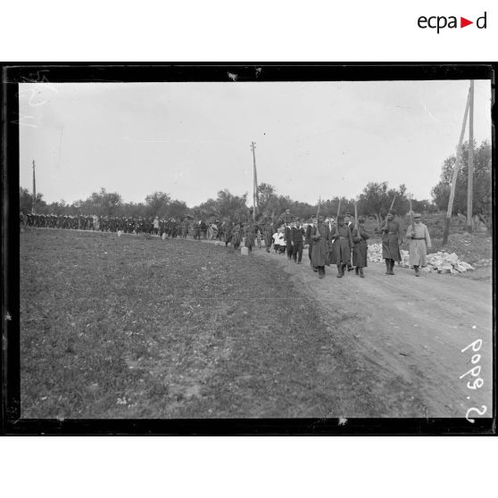 Bizerte (Tunisie). Enterrement de deux aviateurs morts le 21 janvier 1917 et dont les corps n'avaient pas été retrouvés. [légende d'origine]