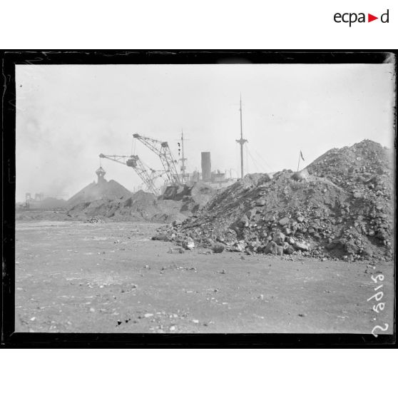 Bizerte (Tunisie). Déchargement d'un charbonnier. [légende d'origine]