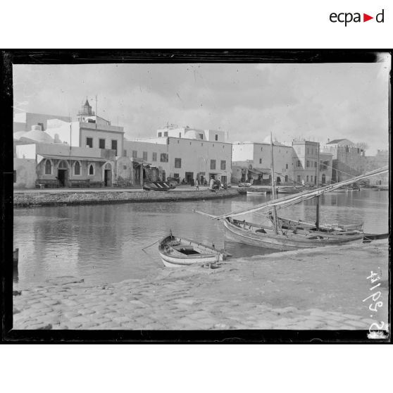 Bizerte (Tunisie). Un coin du vieux port arabe. [légende d'origine]