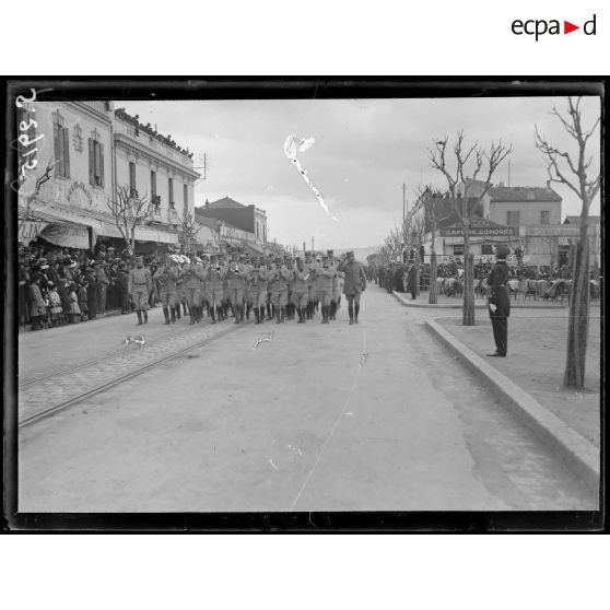 Ferryville. Défilé de la musique serbe devant l'amiral Guépratte. [légende d'origine]