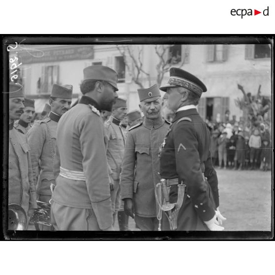 Ferryville. L'amiral Guépratte s'entretient avec des officiers serbes. [légende d'origine]