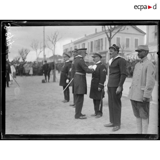 Ferryville. Remise de décorations par l'amiral Guépratte. [légende d'origine]