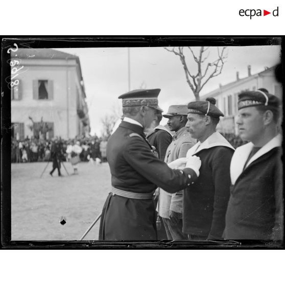 Ferryville. Remise de décorations par l'amiral Guépratte. [légende d'origine]