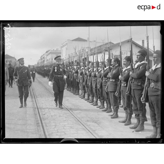 Ferryville. L'amiral Guépratte passe en revue les marins indigènes. [légende d'origine]