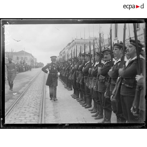 Ferryville. L'amiral Guépratte passe en revue les fusiliers marins. [légende d'origine]