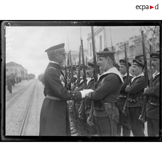 Ferryville. L'amiral Guépratte passe en revue les fusiliers marins. [légende d'origine]