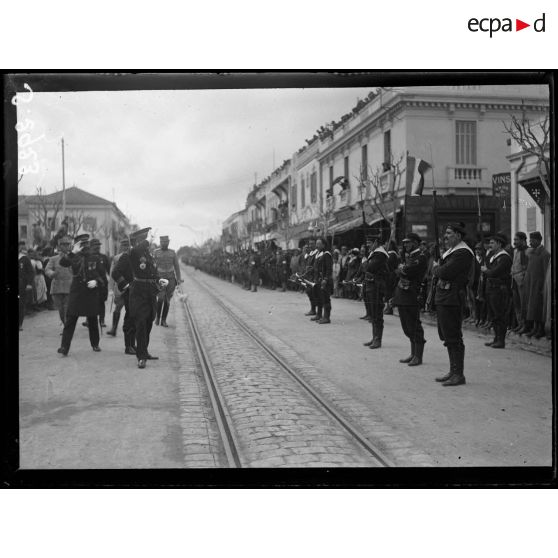 Ferryville. L'amiral Guépratte passe en revue les fusiliers marins. [légende d'origine]