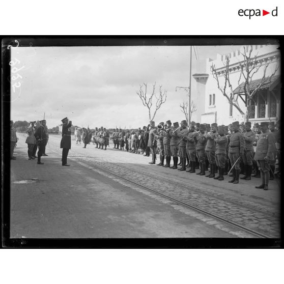 Ferryville, avenue de France. L'amiral Guépratte salue la musique serbe qui joue la Marseillaise. [légende d'origine]