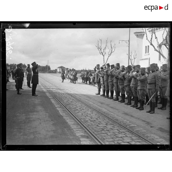 Ferryville, avenue de France. L'amiral Guépratte salue la musique serbe qui joue la Marseillaise. [légende d'origine]