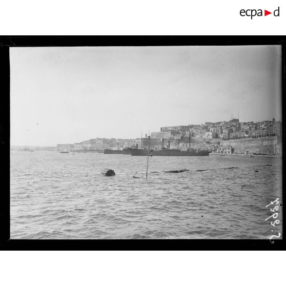 Malte. Le port pris du croiseur auxiliaire français Liamone. [légende d'origine]