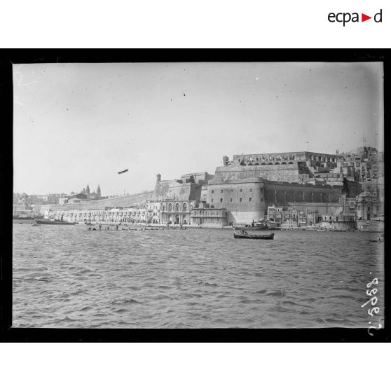 Malte. Le port pris du croiseur auxiliaire français Liamone. [légende d'origine]