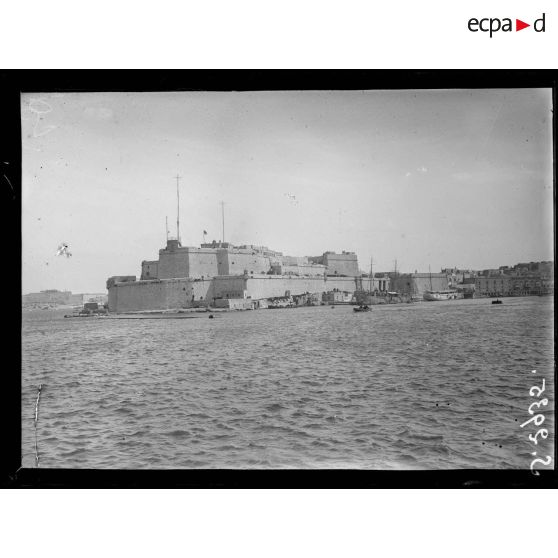 Malte. Entrée du port, fortifications. [légende d'origine]