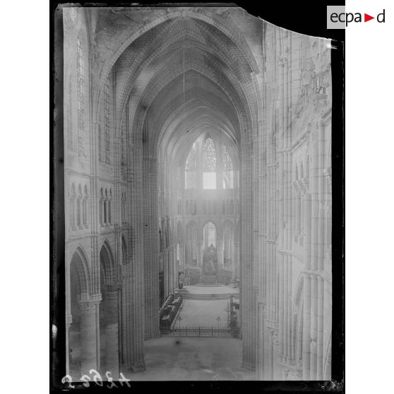 Soissons (Aisne). Intérieur de la cathédrale pris des orgues. [légende d'origine]