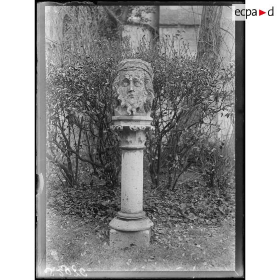 Soissons (Aisne). Une tête sculptée. [légende d'origine]