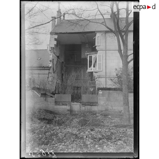 Soissons (Aisne). Boulevard Jeanne d'Arc. Maison éventrée par un obus. [légende d'origine]