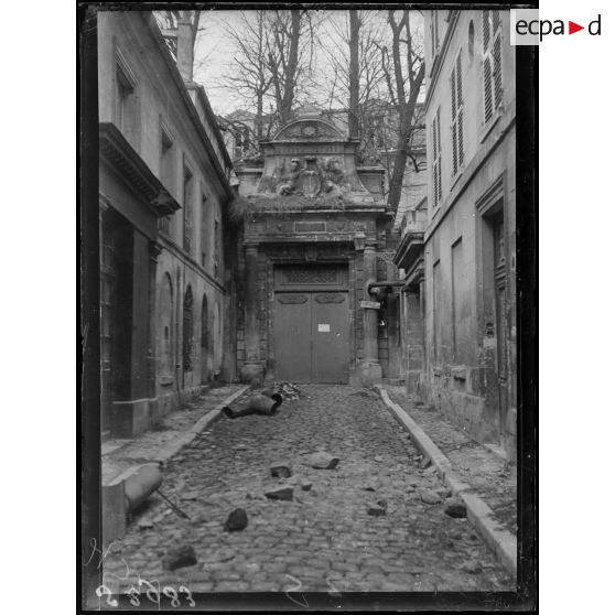 Soissons (Aisne). Porte du collège. [légende d'origine]