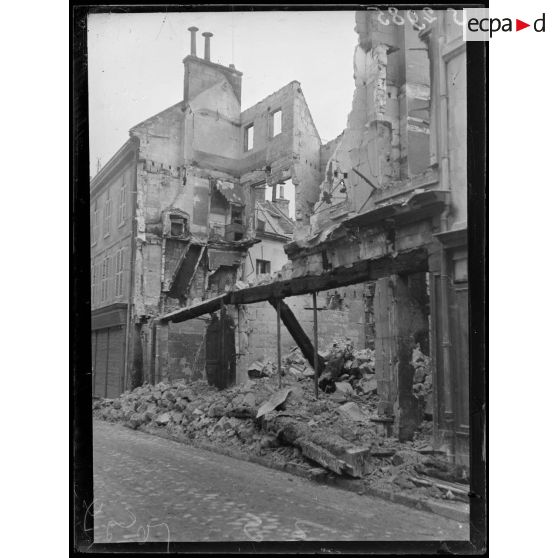 Soissons (Aisne). Rue du collège, maisons incendiées. [légende d'origine]