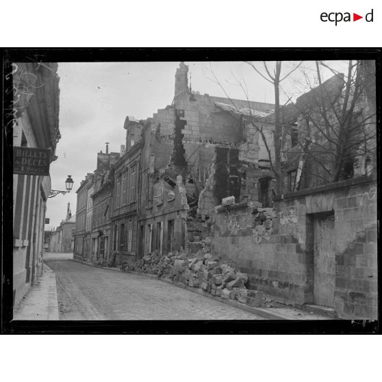 Soissons (Aisne). Rue du Beffroy, maison incendiée. [légende d'origine]