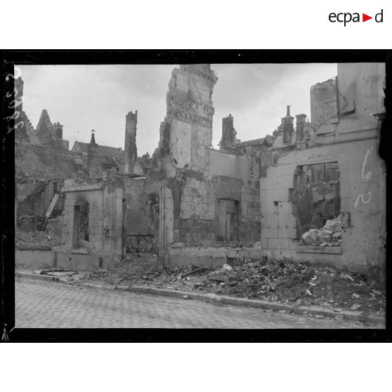 Soissons (Aisne). Rue du Pot d'Etain, maison incendiée. [légende d'origine]