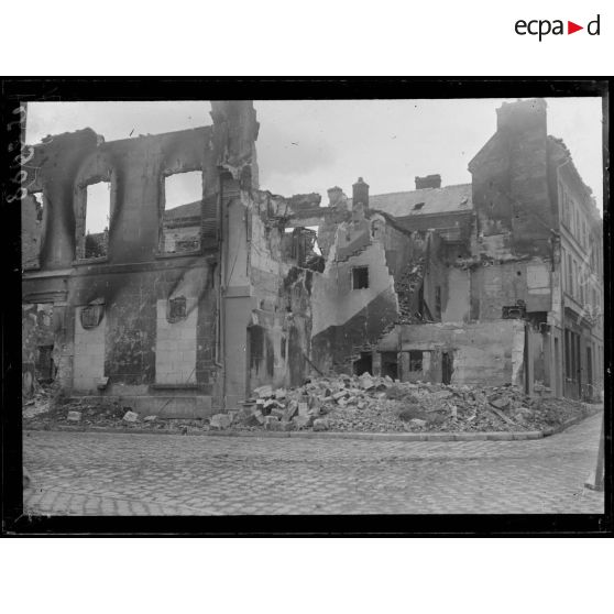 Soissons (Aisne). Rue du Pot d'Etain, maison incendiée. [légende d'origine]