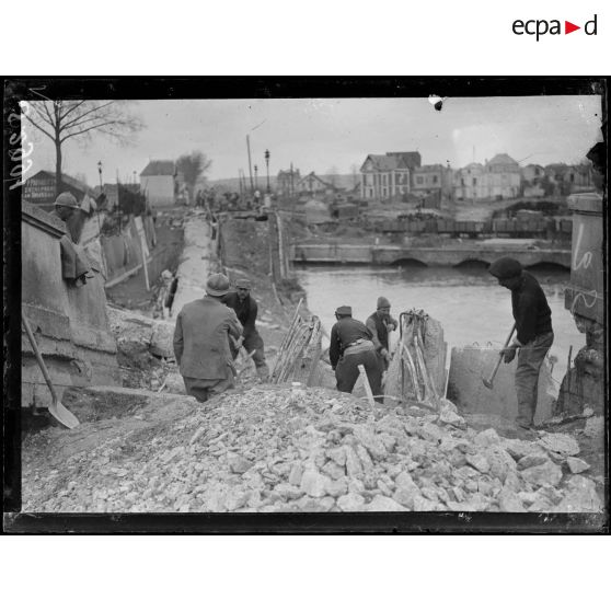 Soissons (Aisne). Un pont détruit. [légende d'origine]