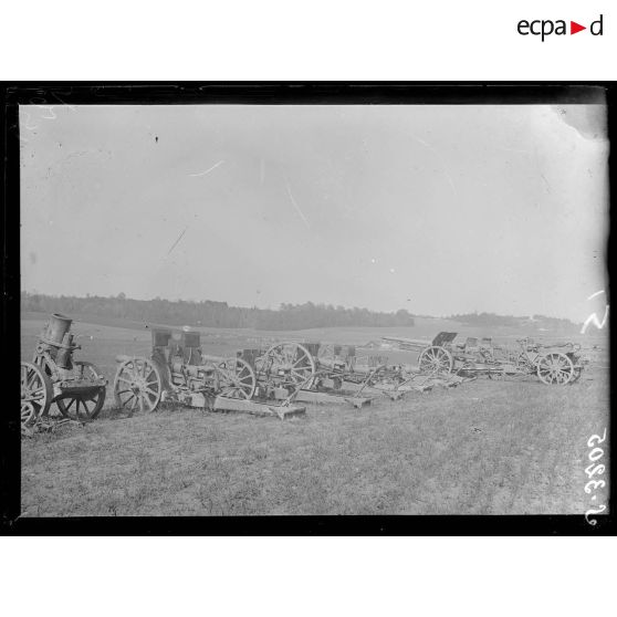 Courcelles (Aisne). Pièces de campagne et canons lourds capturés. [légende d'origine]